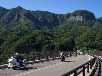 丸岩（丸岩城）と丸岩大橋
